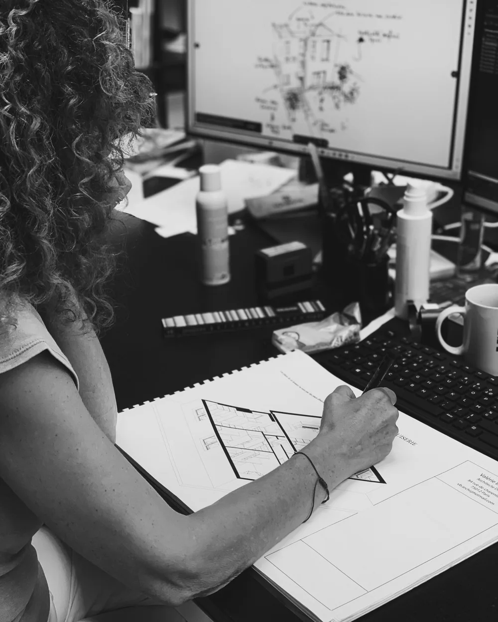 Travail au crayon sur un plan d’aménagement